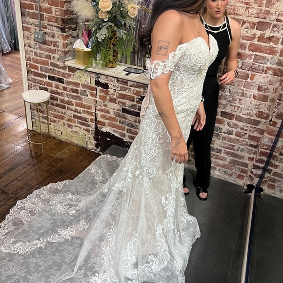 Elegant Lace Off-Shoulder Wedding Dress - Picture 9 of 13